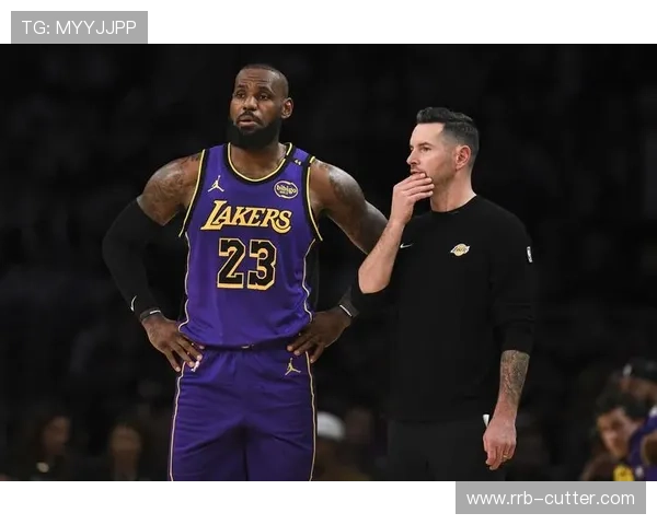 詹姆斯复出砍下三双 湖人大胜对手展现冠军争夺实力